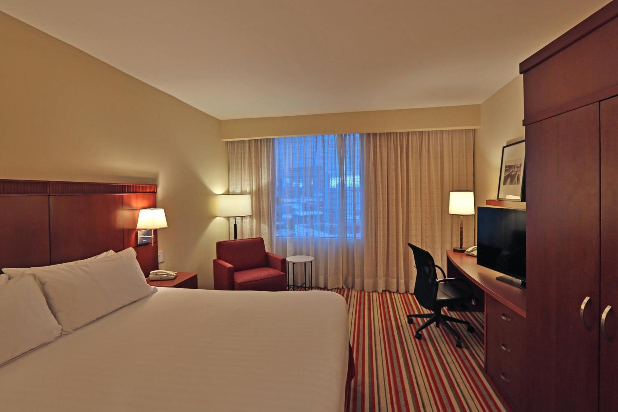 Courtyard By Marriott Multiplaza Mall 4*