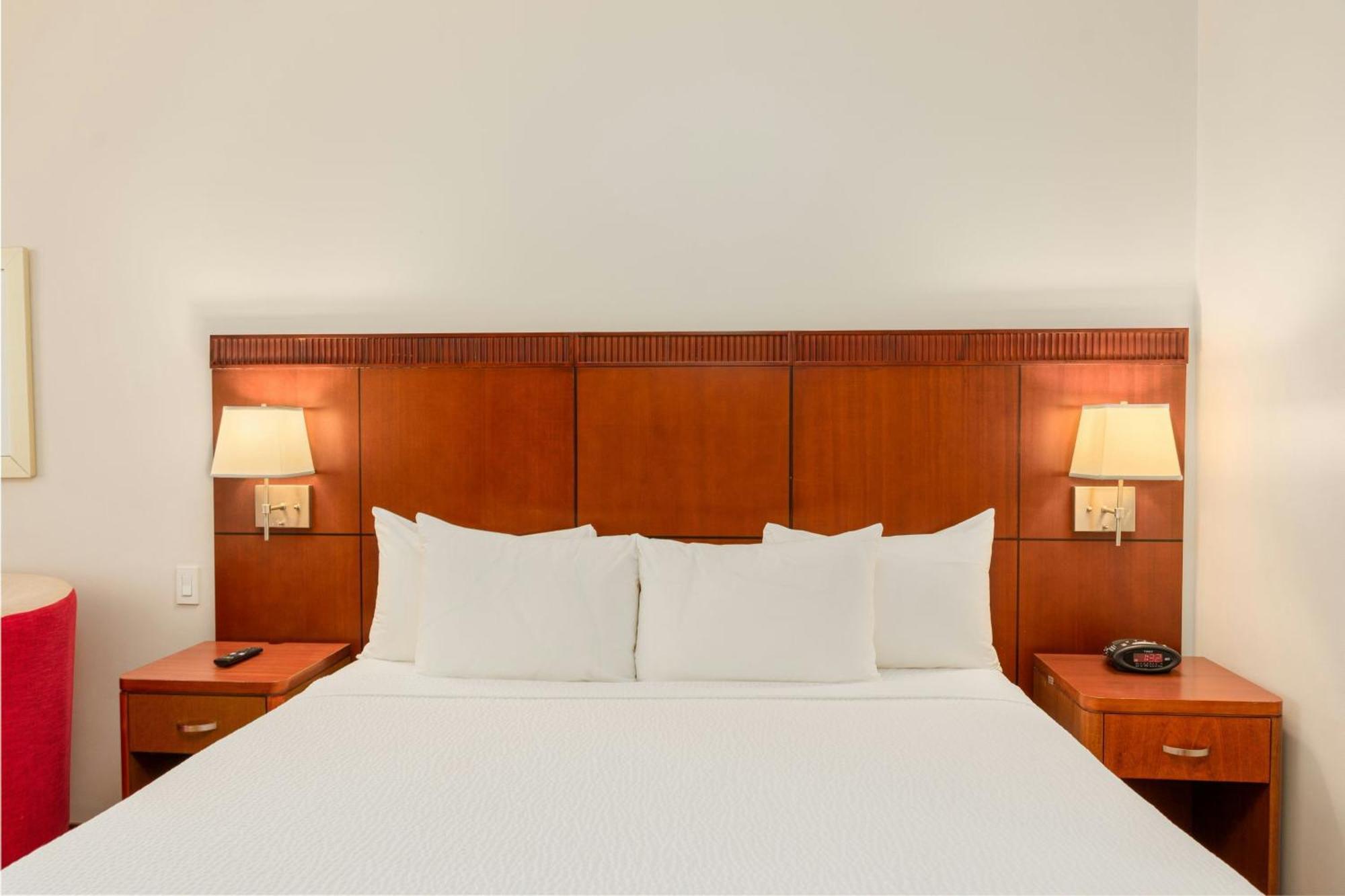 Courtyard By Marriott Multiplaza Mall Hotel 4*