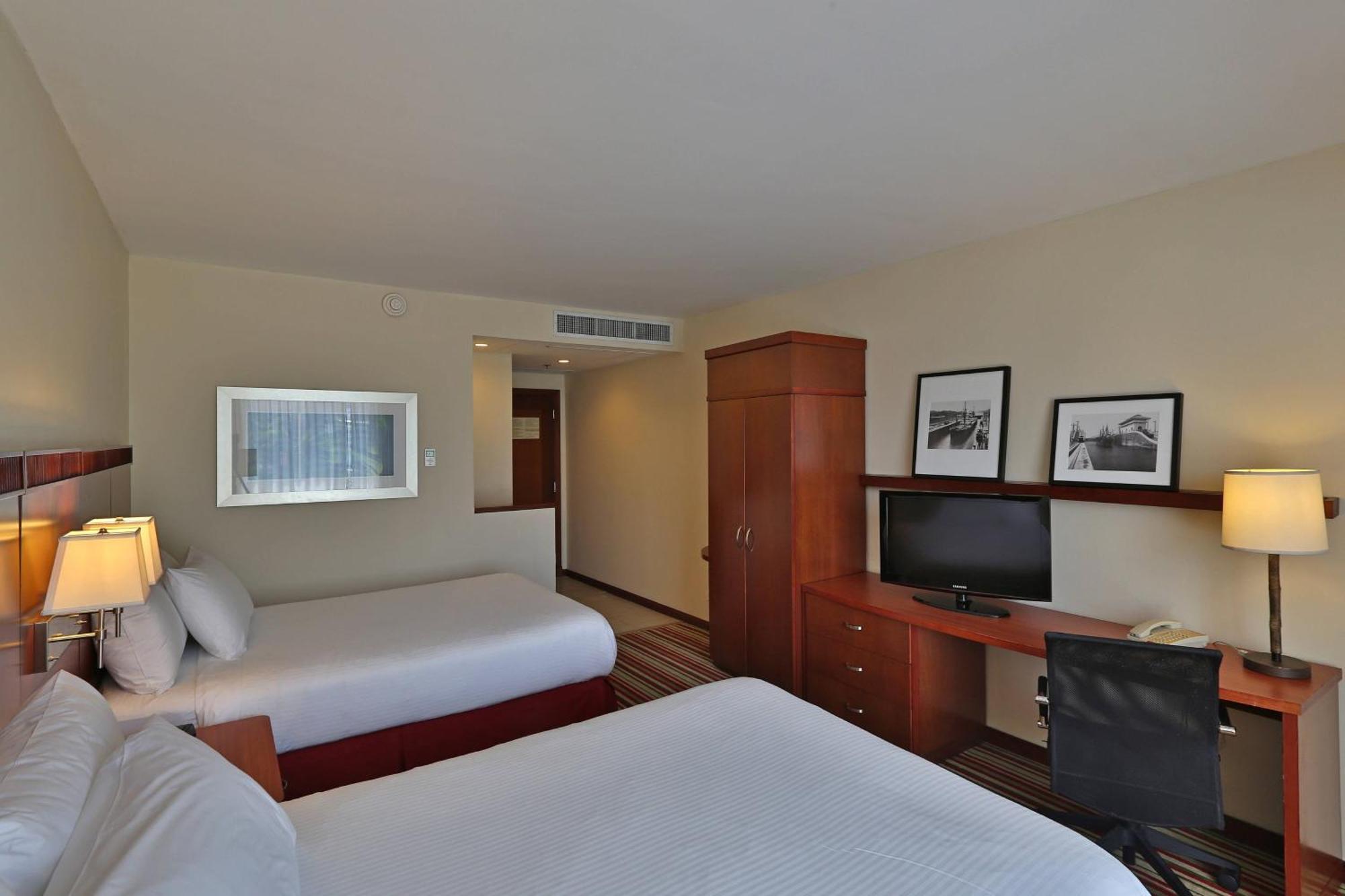 Hotel Courtyard By Marriott Multiplaza Mall 4*